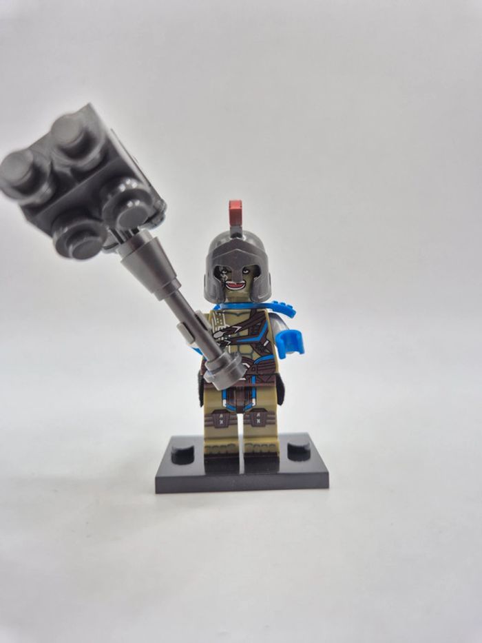 Figurine type lego Hulk Thor Marvel
