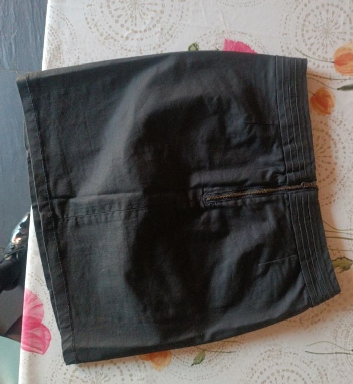 Jupe noire courte souple - photo numéro 2