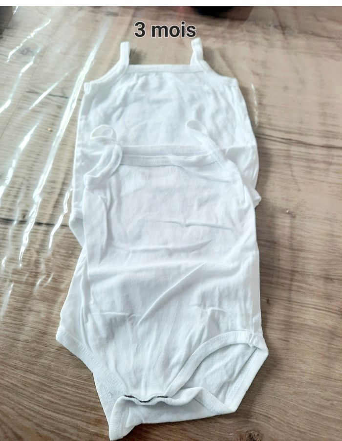 Lot de 2 bodys a bretelles