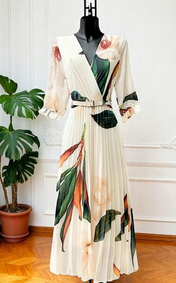 Robe longue noires à fleurs rouges