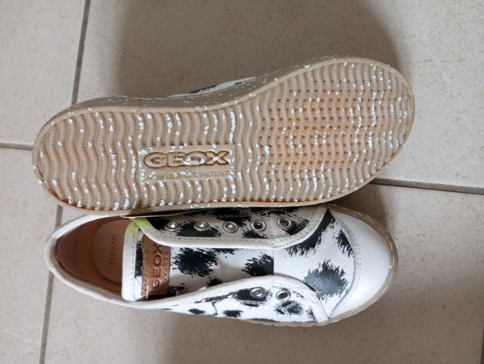 Chaussures Geox neuve pointure 31 - photo numéro 2