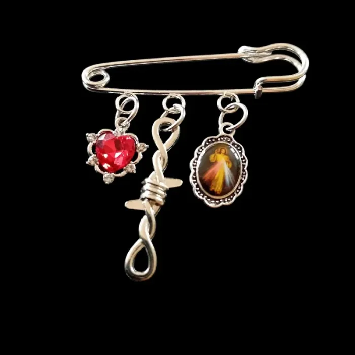 Broche épingle à nourrice breloques gothique