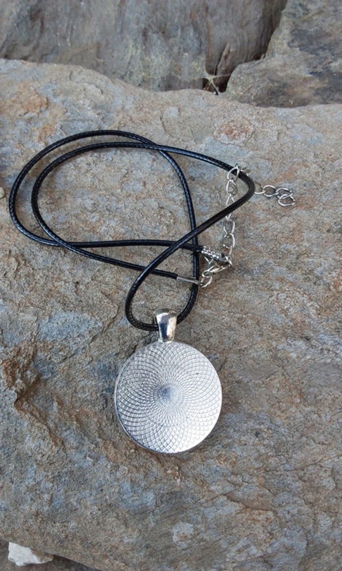 Collier pendentif bohème argenté sur cordon noir - photo numéro 2
