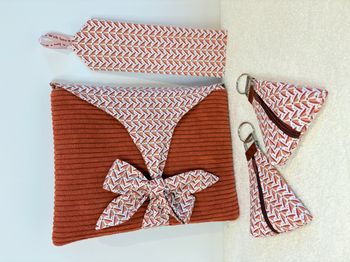 Pochette à livre / Marque-page et Porte-clés assortis