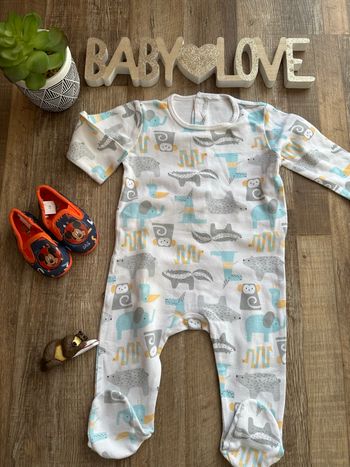 - Pyjama  - 9 mois -  bon état, petite tache au col 