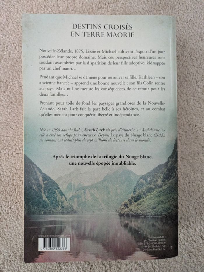 Livre A l'ombre de l'arbre Kauri de Sarah Lark - photo numéro 2
