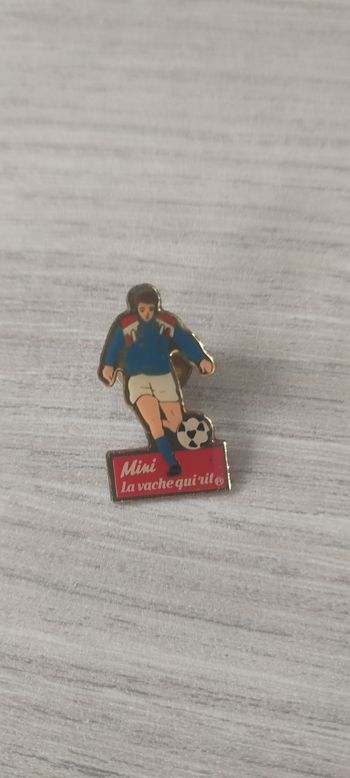 Pin's foot La Vache qui rit