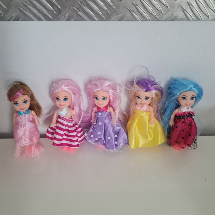 Lot de petites poupees