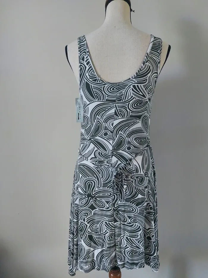 Robe fantaisie neuve - photo numéro 3