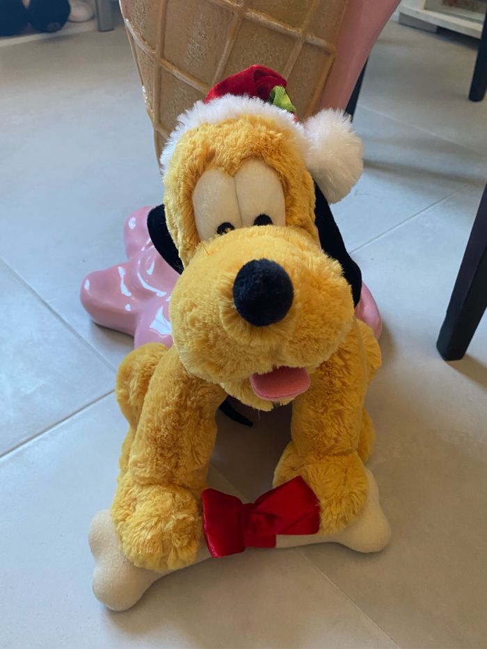 Peluche disneyland paris pluto