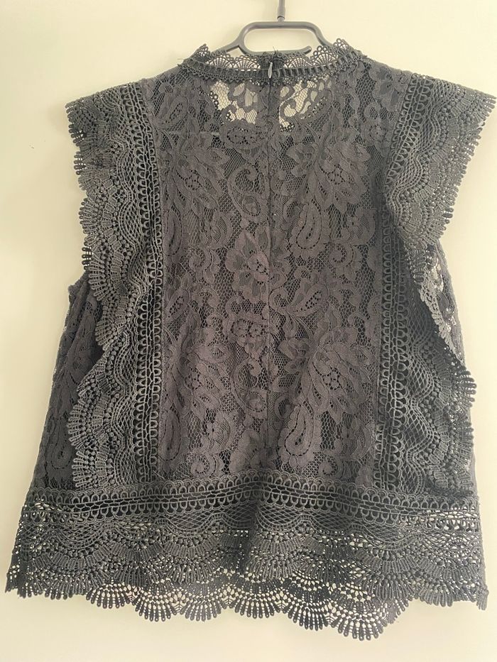 Top noir à dentelle - photo numéro 2