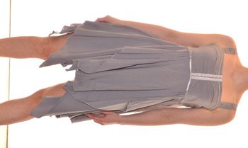 jolie robe fluide asymétrique taille 44 gris clair uni motifs carreaux bleu discrets col carré à bre