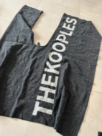 Echarpe The Kooples bon état mais il y a un petit trou, 145*140cm