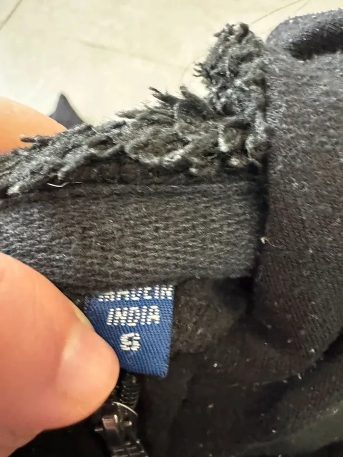 Gilet noir bon état taille S, il ya des bouloches - photo numéro 3