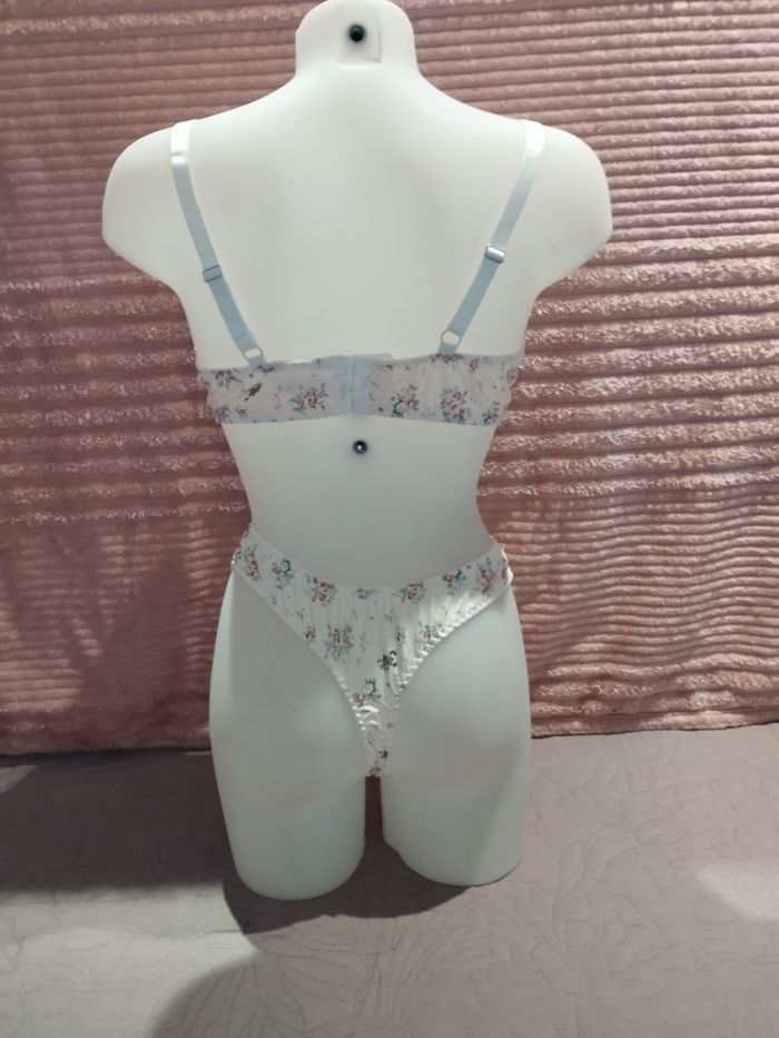 Ensemble sous vêtements blanc fleurie - photo numéro 5