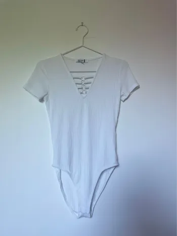 Body blanc à manches courtes avec anneaux
