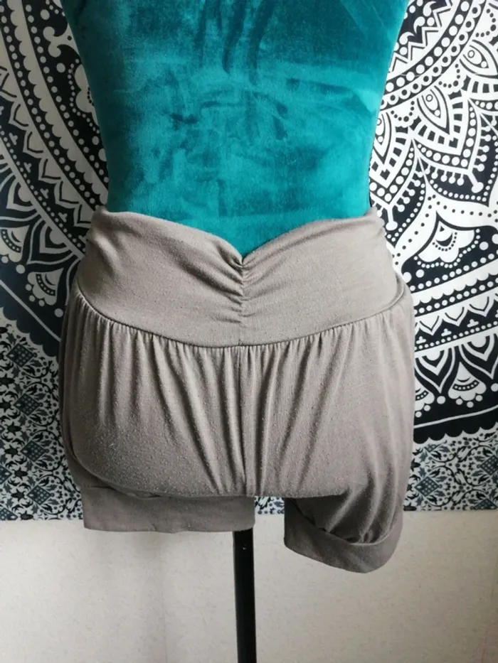 Short kaki, marron resserré aux cuisses / sans marque / (TU) - photo numéro 3