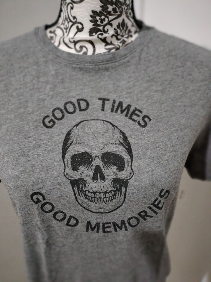 T-shirt manches courtes tête de mort T.S ou 16 ans - photo numéro 2