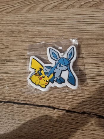 porte clé pokémon avec pikachu et givrali