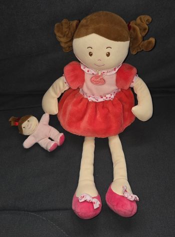 Doudou et compagnie peluche poupée Les Demoiselles gourmandises corail 40 cm