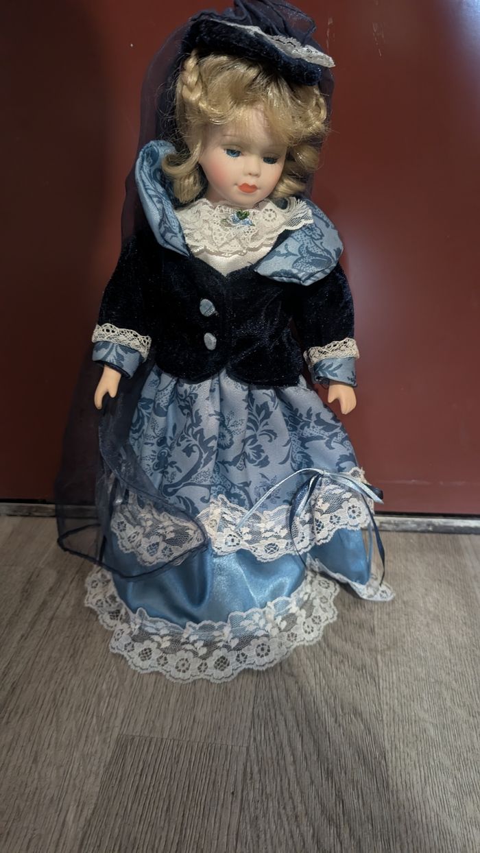 Poupée en porcelaine - photo numéro 4