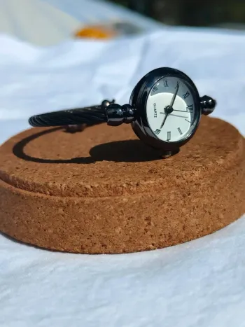 Montre-bracelet noire & blanche, mini vintage