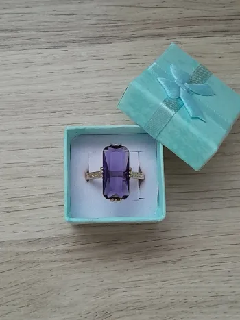 Bague rectangulaire,  longue pierre couleur violette ciselée taille 60