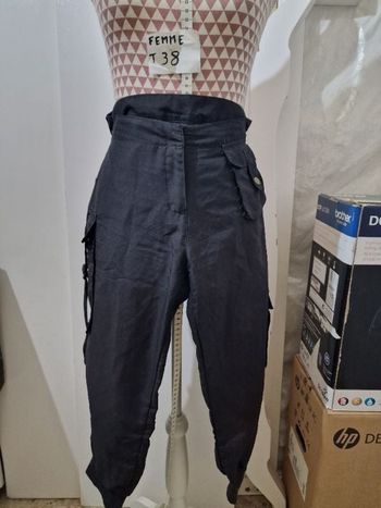 Pantalon fluide, noir, en très très bon état, chevilles élastique, en polyester, longueur 80cm
