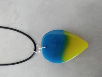 Collier bleu et jaune