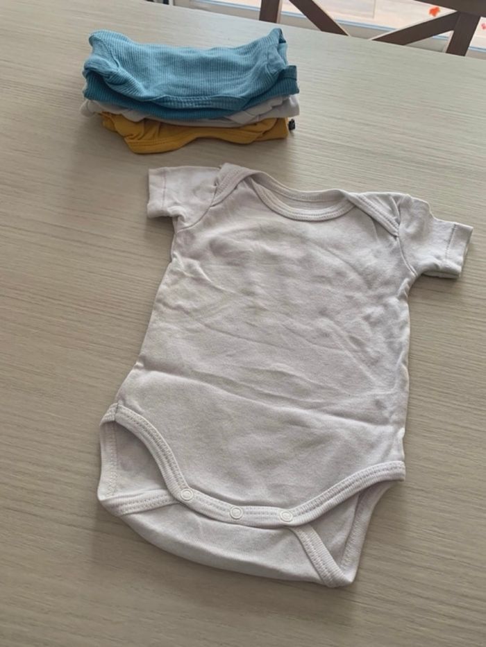 Lot de 4 bodys en 3 mois - photo numéro 3