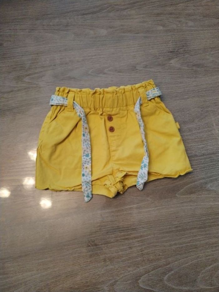Short jaune