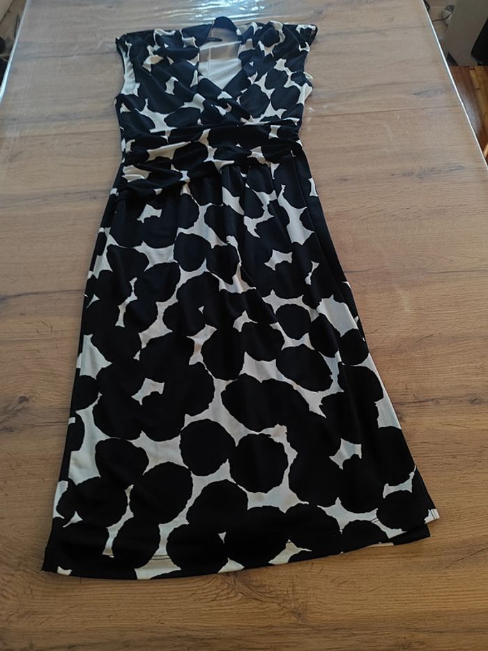 Robe ROMAN Noire, Taille M - Élégance et Confort, Idéale pour Toutes les Occasions ! - photo numéro 3