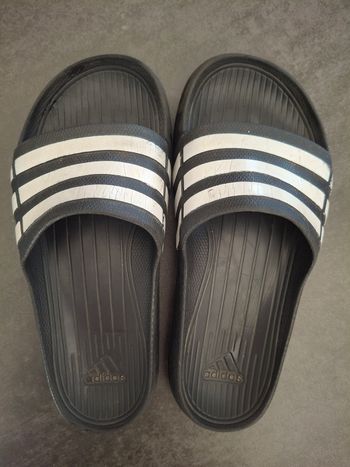 Claquettes Adidas noires taille 4 pointure 36