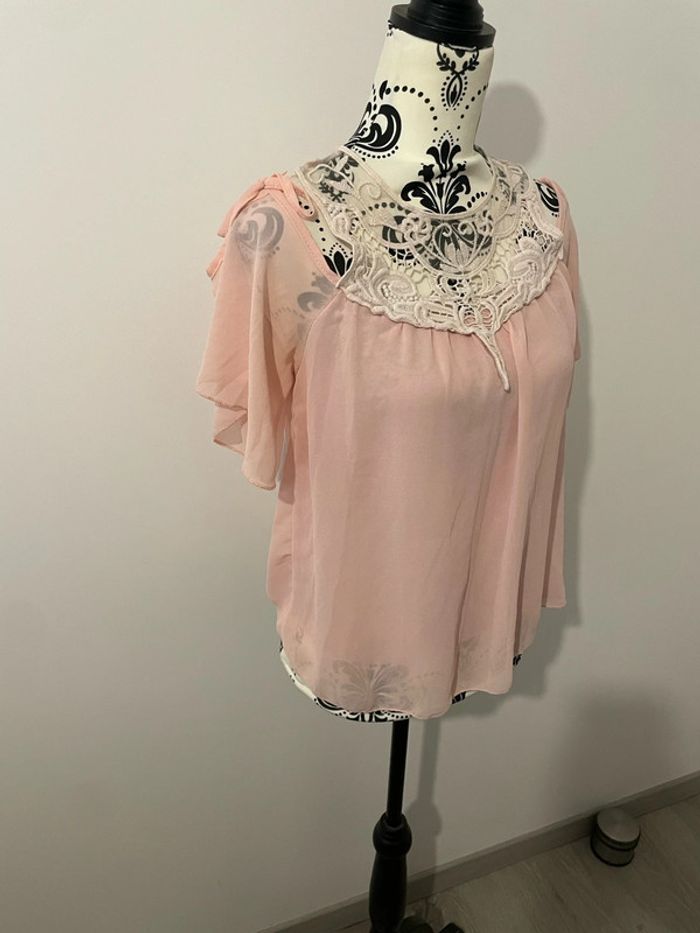 T-shirt blouse manche courte rose épaule ouverte col dentelle taille 36 - photo numéro 2