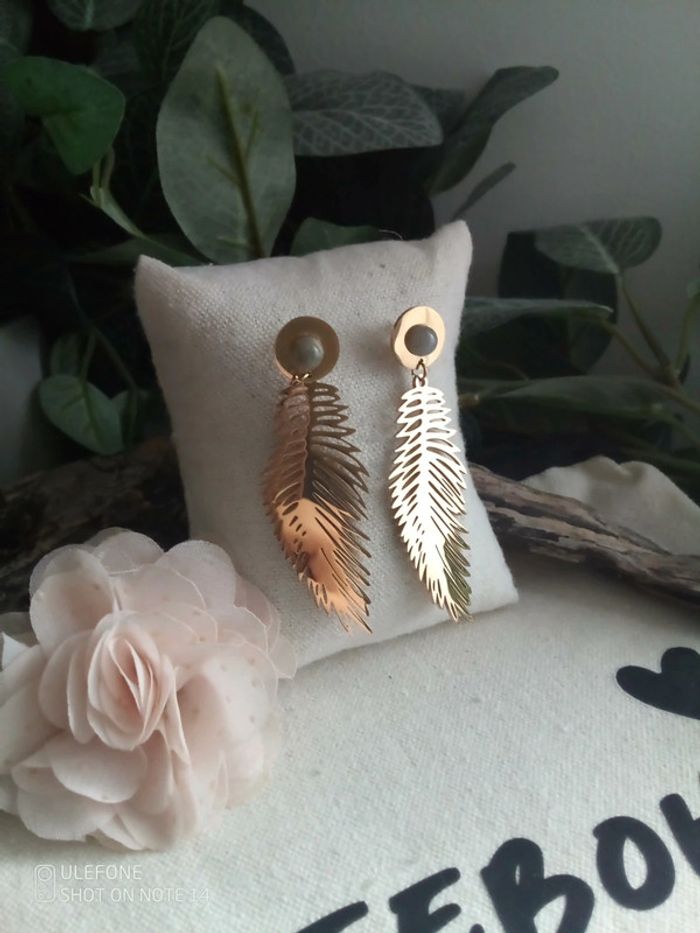 Boucles d'oreilles bohèmes plumes et pierres de labradorite