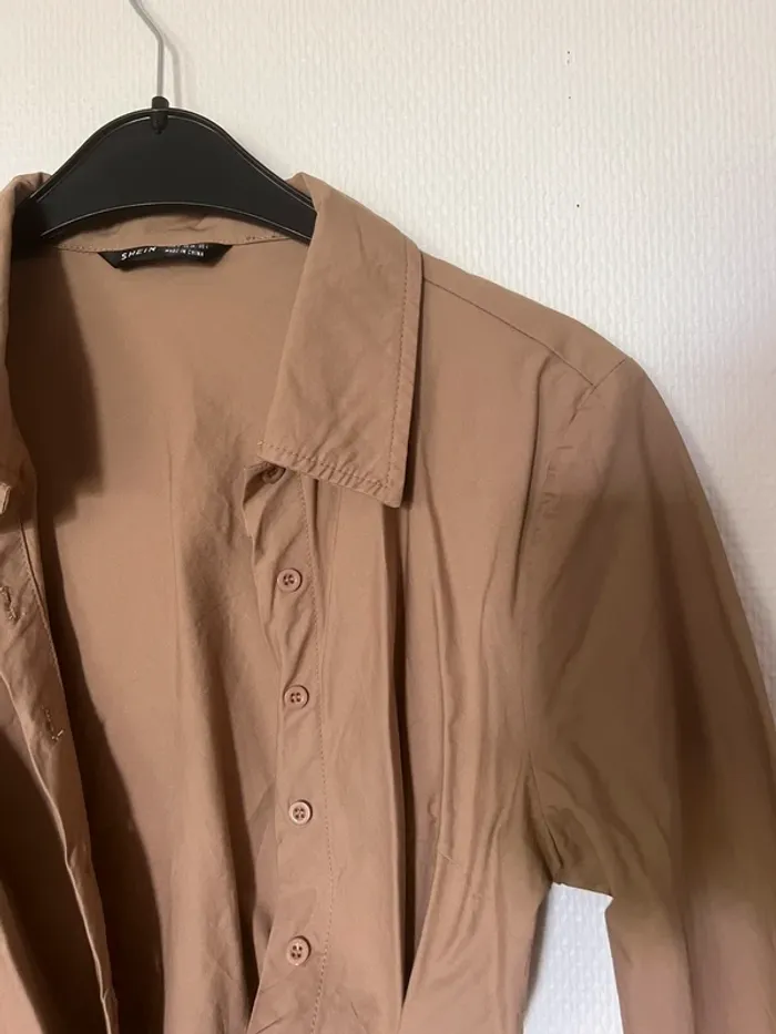 Chemise courte camel avec noeud - photo numéro 3