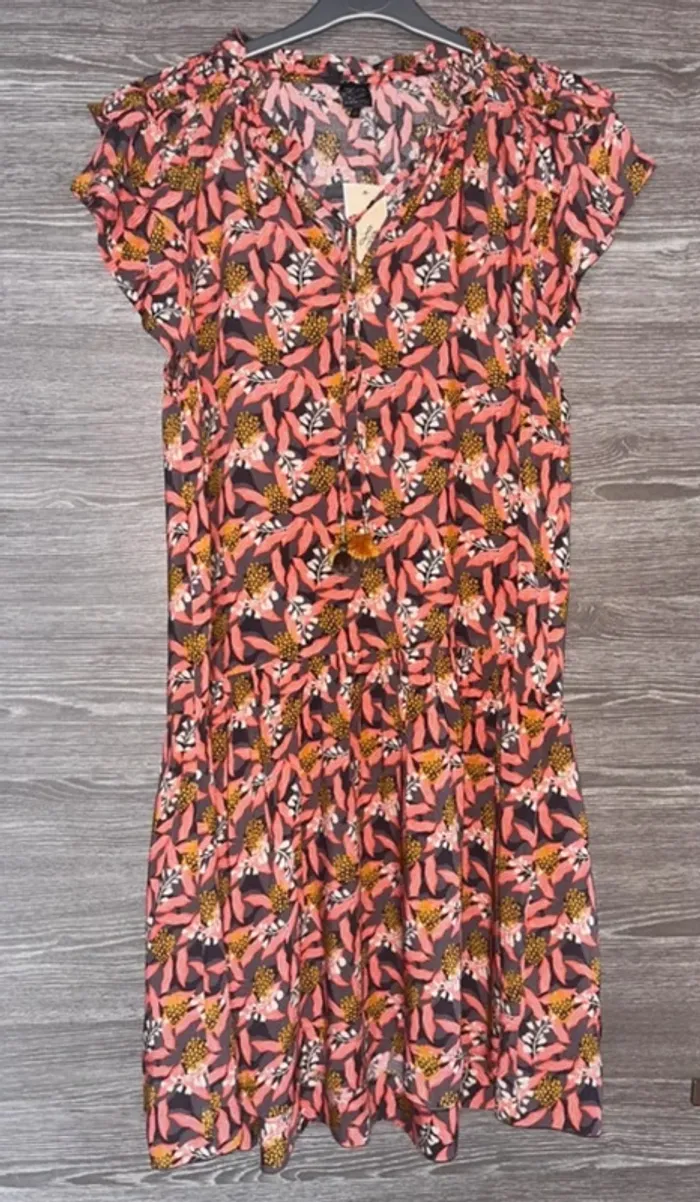 Robe imprimée à volants  XS  neuf étiquette  little miss Captain Tortue