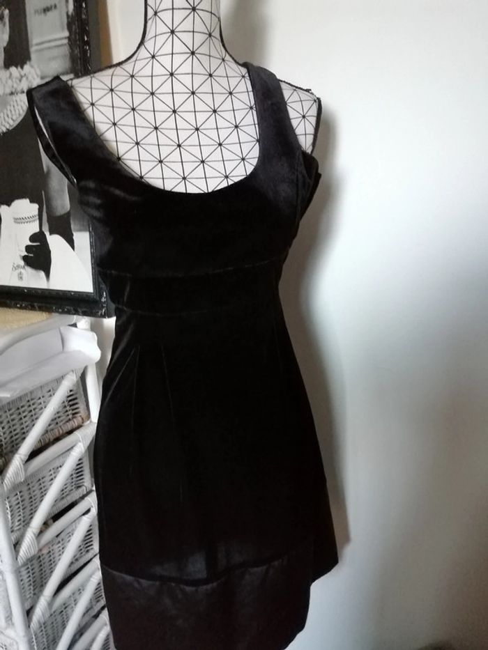 Petite robe noire. Effet velours et satin - photo numéro 7
