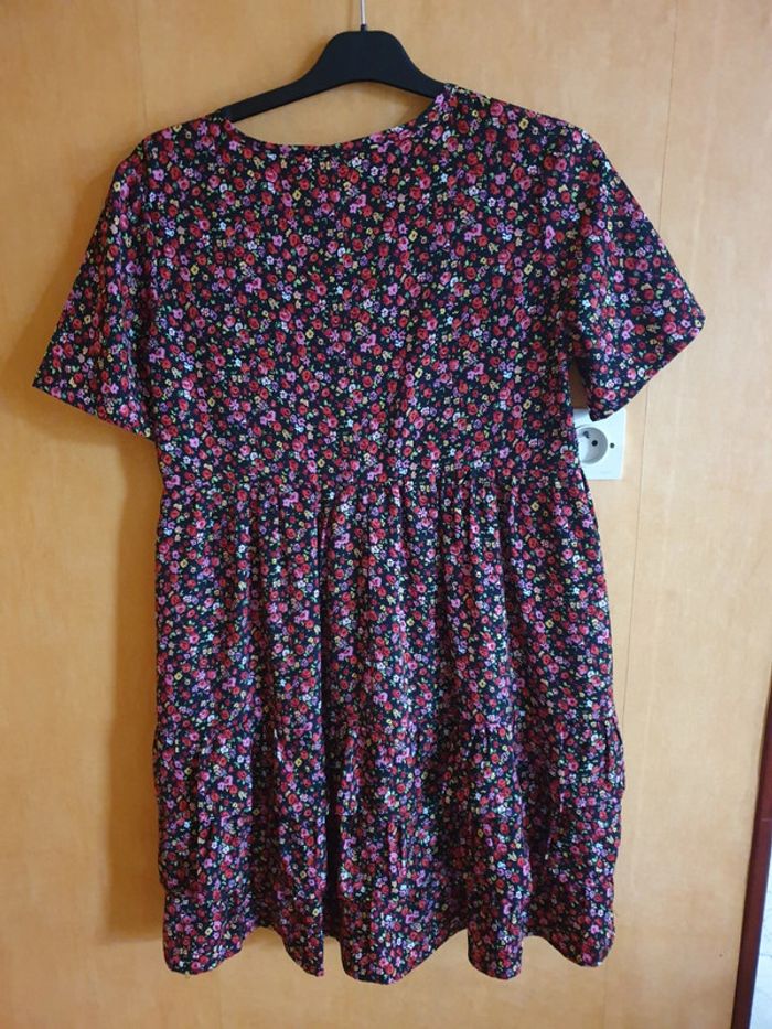 Belle robe noire à fleurs - photo numéro 2