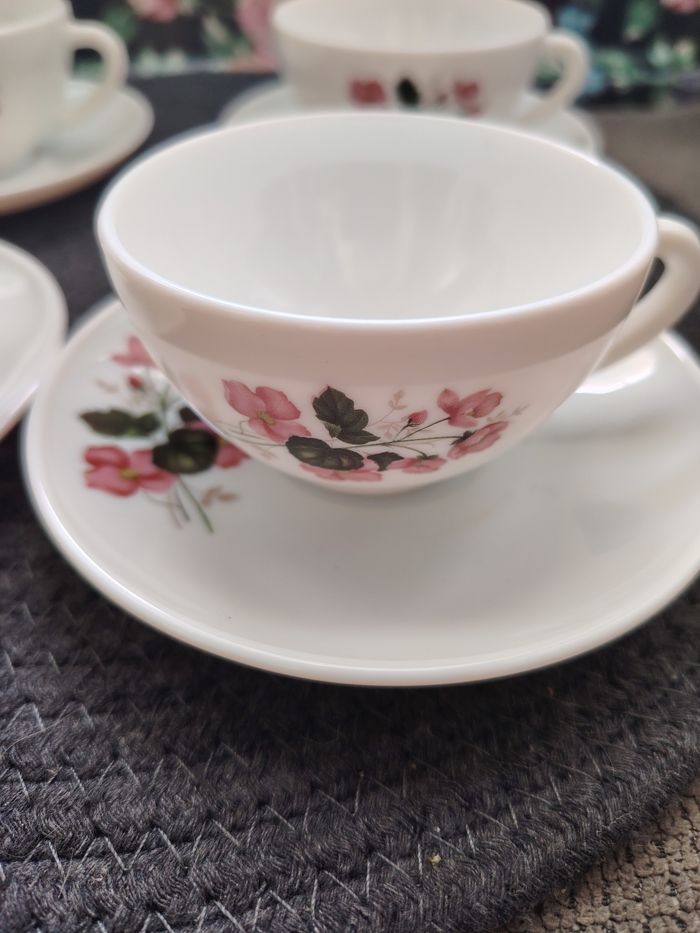 Ensemble de 5 tasses à café et soucoupes Arcopal motifs floraux - photo numéro 2