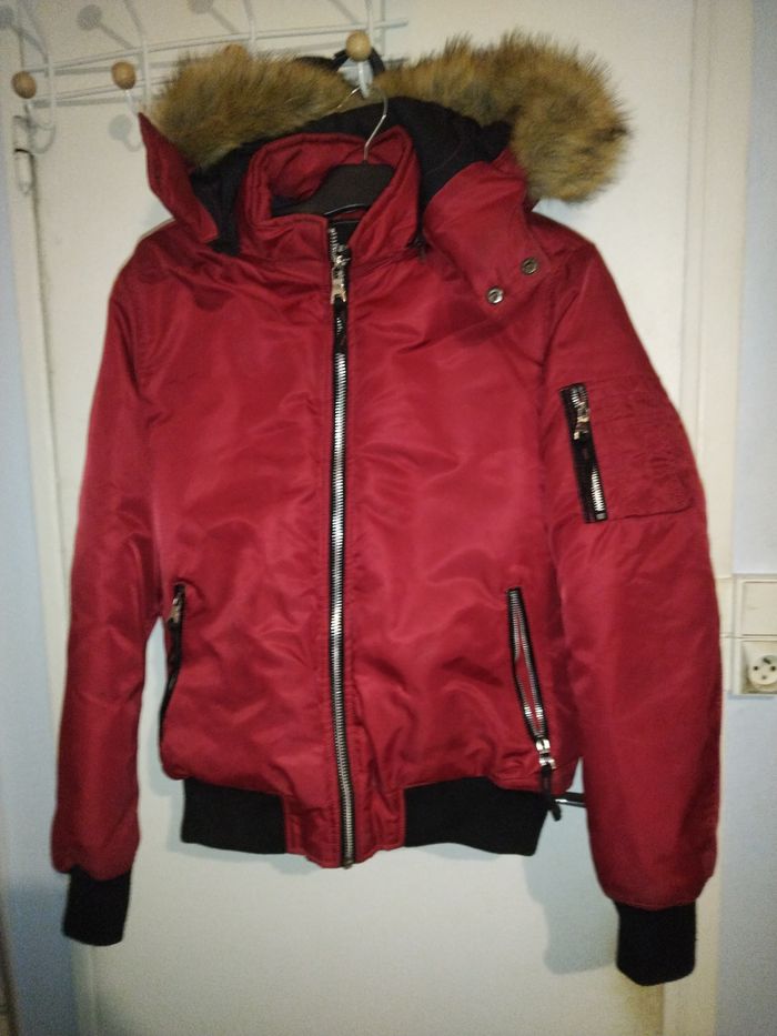 veste chaude rouge avec capuche en tres bon etat