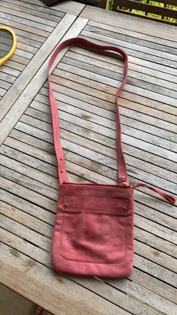 Sacoche rose Lacoste