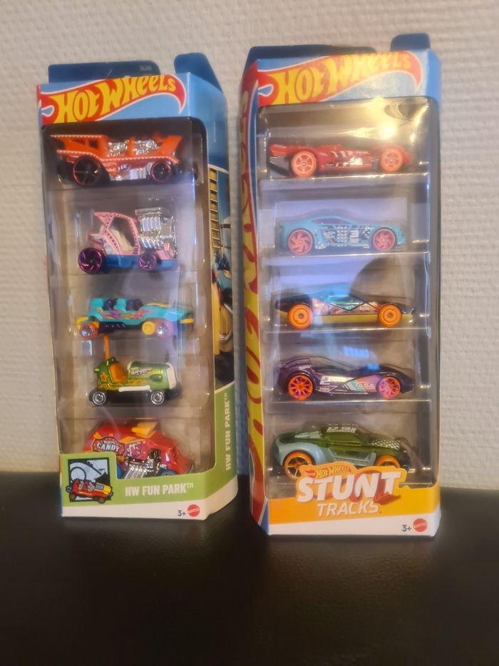 2 lots de voitures hot wheels NEUFS