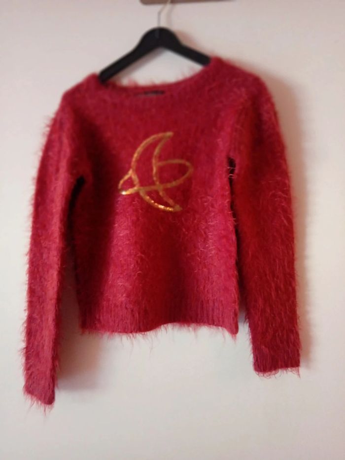 Joli pull bordeau. 8 ans