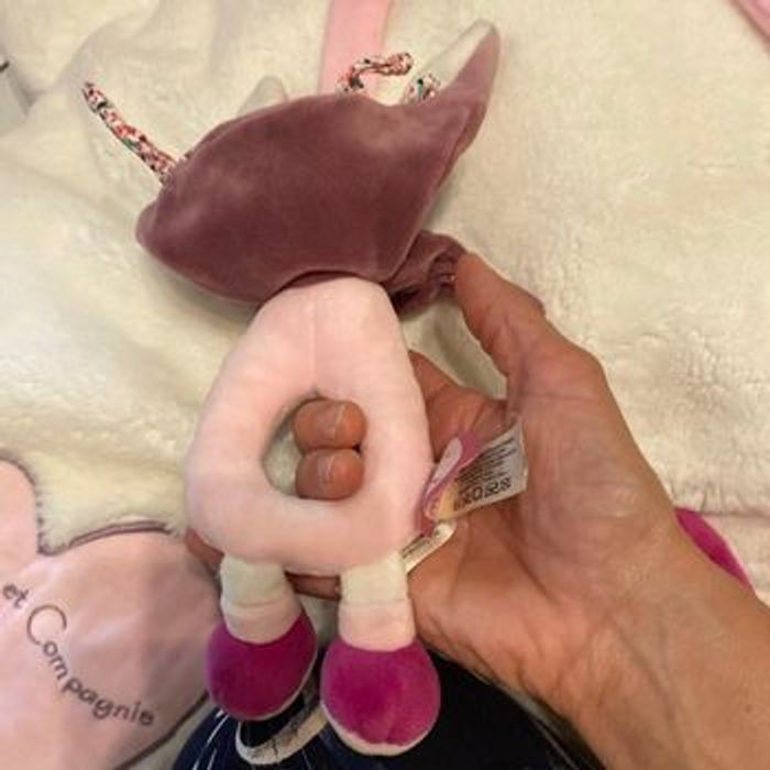 Tapis deveil blanc avec pattes fleuries et son doudou cerise assortis - photo numéro 7