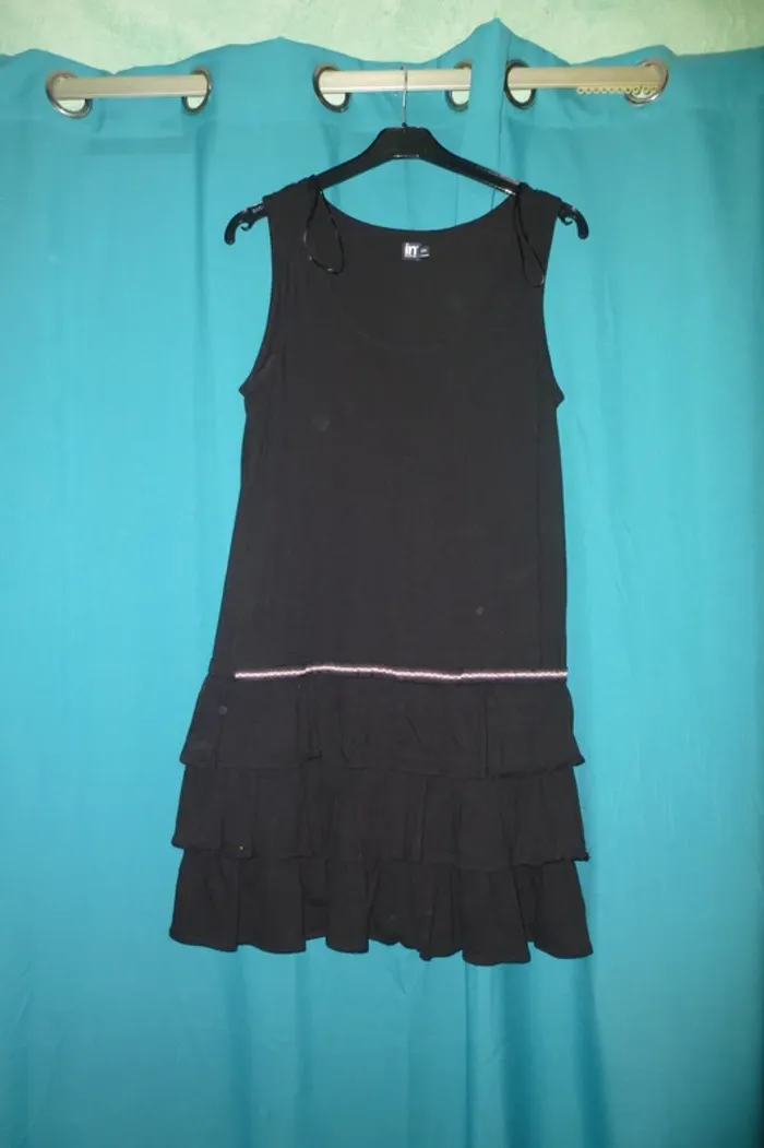 jolie robe noir bas volant In extenso taille 42/44 genou
