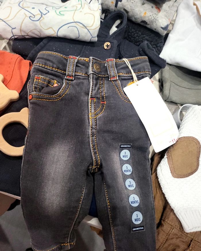 Ensemble obaibi à bretelles 6 mois , pantalon H&M 12 mois et Jean orchestra 3 mois et 28 cadeaux - photo numéro 5
