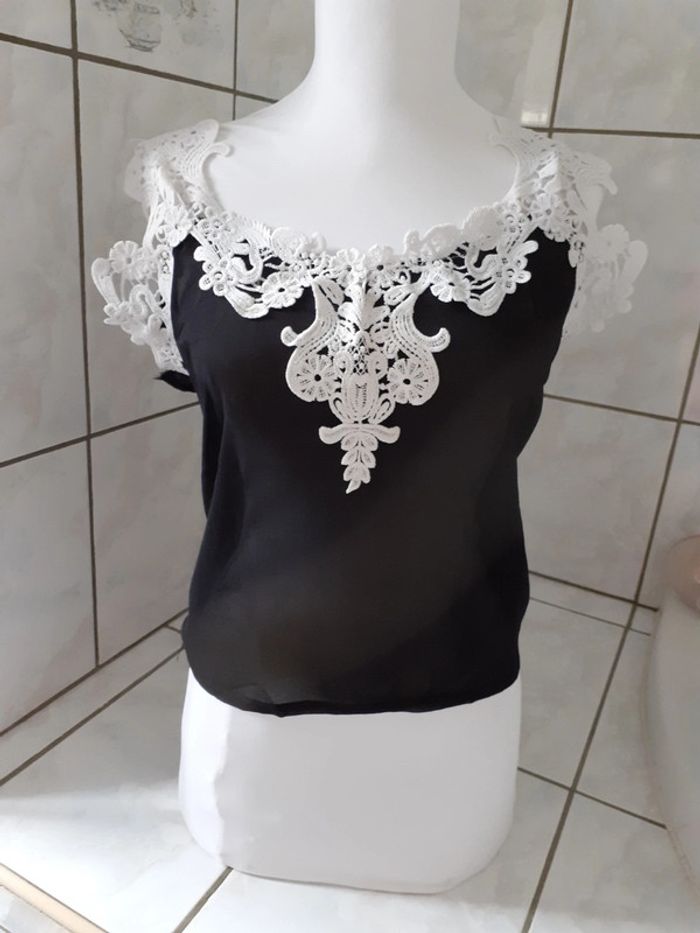 Top noir fin,empiècements style dentelle