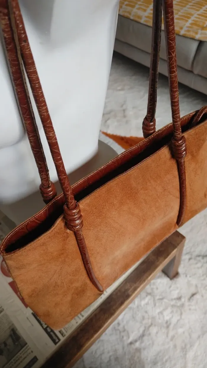 Sac vintage en daim et cuir porté épaule - photo numéro 7