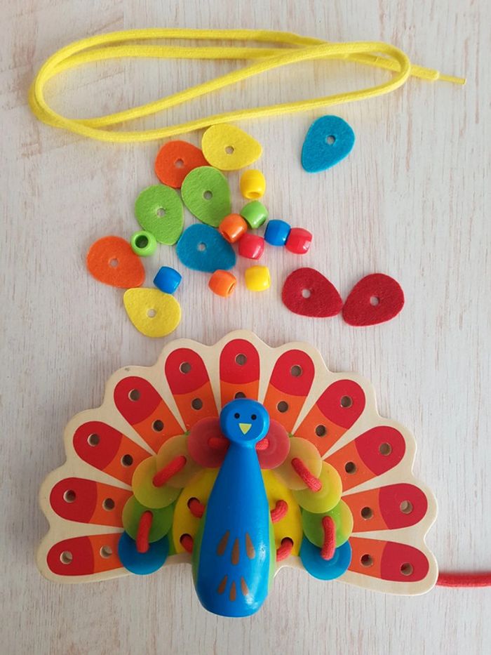 Lacing peacock jeu de laçage en bois Hape - photo numéro 7